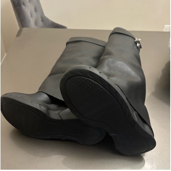 Ladies AUTHENTIC Givenchy Black Shark Lock Biker boots in grained leather - Picture 7 of 16